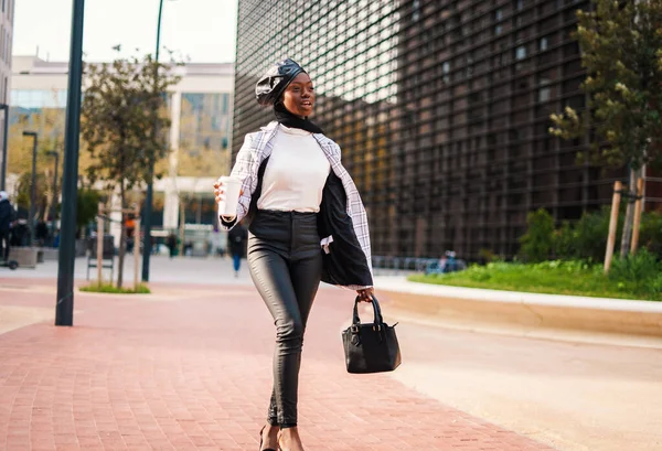 Mulher negra na moda com takeaway café correndo no trabalho — Fotografia de Stock
