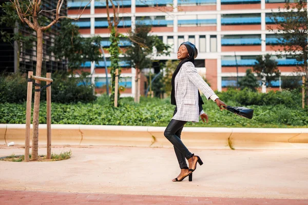 Conteúdo Mulher negra em elegante desgaste andando no parque — Fotografia de Stock