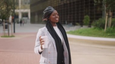 Mutlu Müslüman kadın sabah şehir merkezine geliyor.