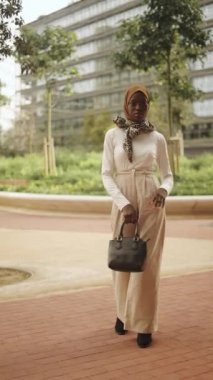 Moda kıyafetli ve tesettürlü kendine güvenen siyah kadın.