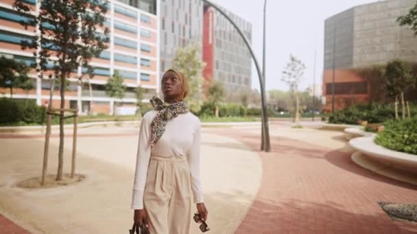 Μοντέρνα μουσουλμάνα γυναίκα θαυμάζοντας κτίρια στο κέντρο της πόλης — Αρχείο Βίντεο