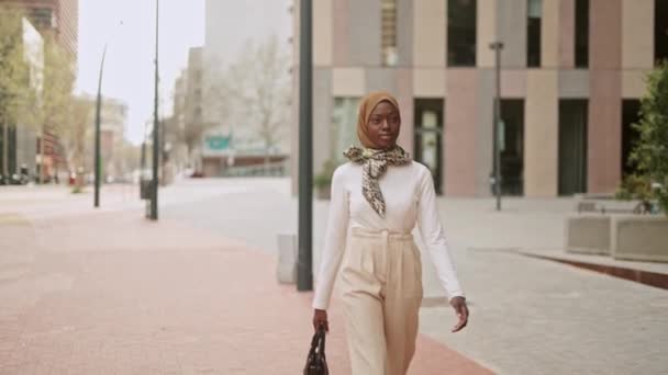 时尚的穆斯林女性走在人行道上 — 图库视频影像