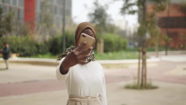 Snygg muslimsk kvinna som tar selfie på gatan — Stockvideo