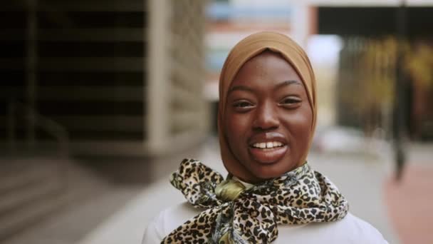 Glad muslimsk kvinna tittar på kameran — Stockvideo