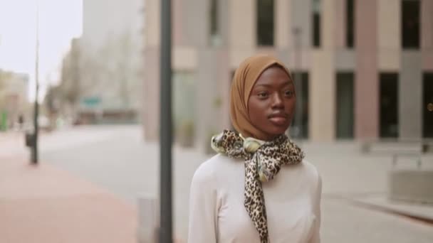 Elegante mujer musulmana caminando sobre el pavimento — Vídeo de stock