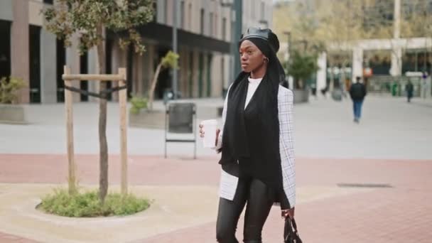 Muselman kvinna med kaffe till gå promenad på gata — Stockvideo