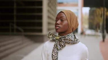 Müslüman kadının kameraya bakmasına sevindim.