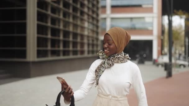 路上でビデオ通話をするイスラム教徒の女性 — ストック動画