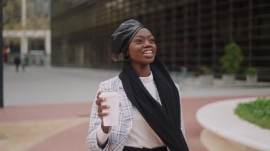 Mutlu Müslüman kadın sabah şehir merkezine geliyor.