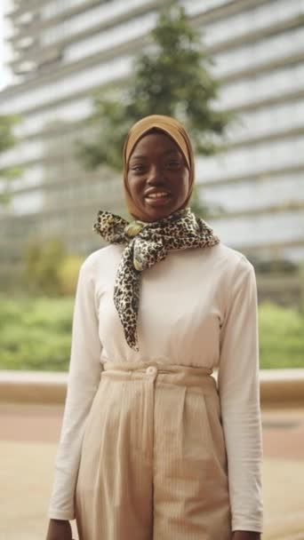 Magabiztos fekete nő divatos ruhát és hidzsáb tartó táska — Stock videók