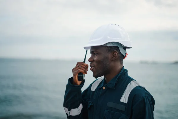 Marine Deck Officer of Chief mate aan dek van schip of schip met VHF walkie-talkie radio — Stockfoto