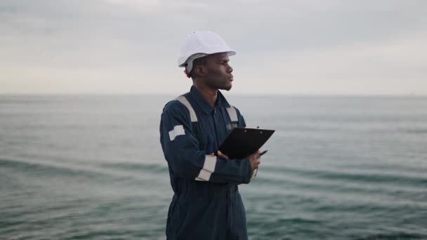 Fedélzeti tiszt, tengerész vagy hajó kitölti az ellenőrzőlistát — Stock videók