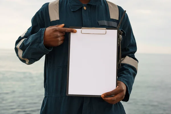 Crop seaman showing blank clipboard — Stock Fotó