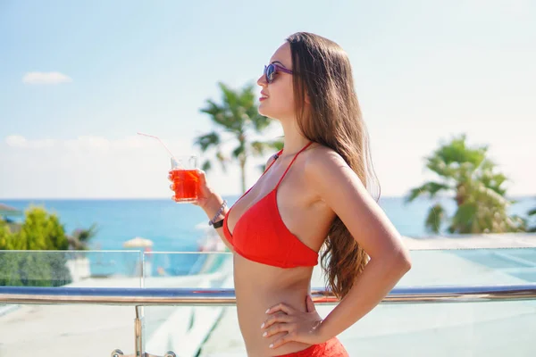 Vista Lateral Turista Femenina Feliz Bikini Rojo Con Vaso Cóctel — Foto de Stock