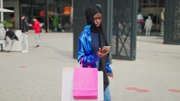 Mujer Musulmana Con Bolsas Papel Navegando Por Las Redes Sociales — Vídeo de stock