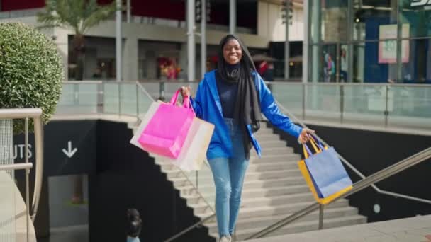 Mulher Muçulmana Otimista Roupas Casuais Hijab Sorrindo Alegremente Passeando Pavimento — Vídeo de Stock