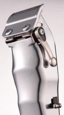 Metal kırpıcı hareket ediyor