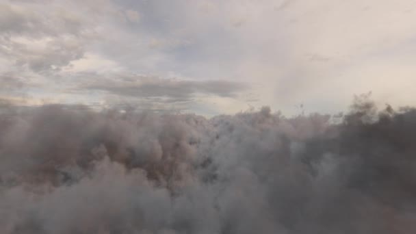 Sonu Gelmez Gri Bulutlar Içinden Uçmak Hareketli Arkaplan Döngüsü Olarak — Stok video