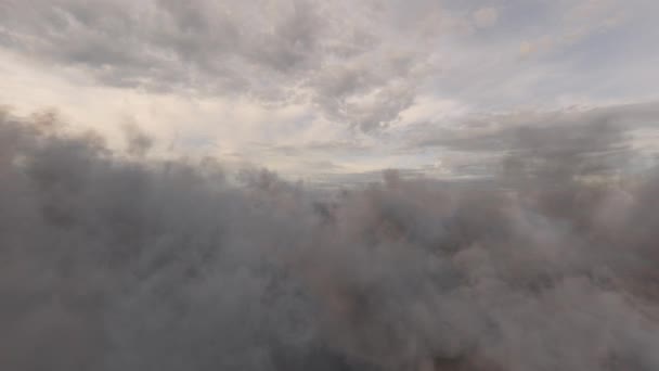 Endless Fly Cinematic Grey Clouds Inglés Motion Background Loop Disponible — Vídeo de stock