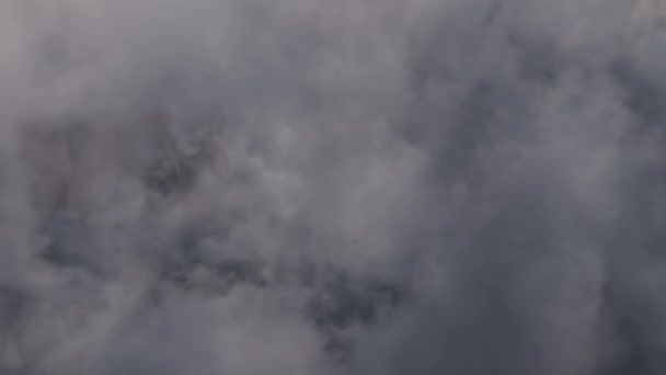 Niekończąca Się Fly Cinematic Grey Clouds Pętla Informacyjna Dostępny Rozdzielczości — Wideo stockowe