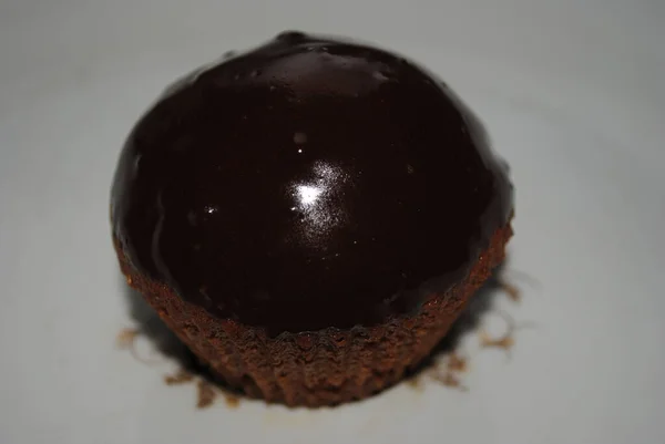 Pastelito Esponjoso Cubierto Con Chocolate Negro — Foto de Stock