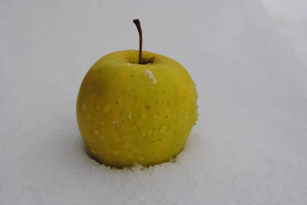 Зеленое Яблоко Капли Снегу — стоковое фото