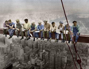 1932 'de New York' ta bir gökdelende öğle yemeği. Eski fotoğraf el boyası. İşçiler, gökdelendeki demir bir kirişin üzerinde oturarak yemek yerler. Elle renklendirilmiş. Manhattan Central Park 'ın önünde. Siyah ve beyaz resimden renkli resim görünümü.
