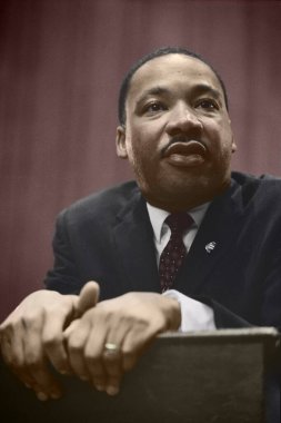 Martin Luther King Jr. 'ın el boyaması, 1964 ABD basın toplantısı. Fotoğraf elle renklendirildi. Afrikalı Amerikalı bakan ve aktivistin renkli imajı, ABD 'deki siyahi insanlar için sivil haklar hareketinin lideri, pasif oy,.