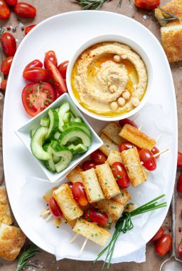 Humus, kızarmış ekmek ve sebze aperatifi.