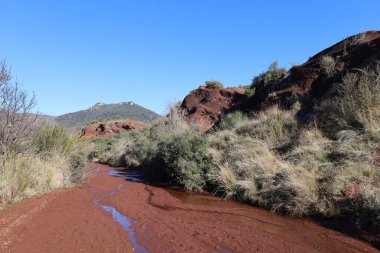 Saint-Guilhem-le-Desert yakınlarındaki Herault Boğazı 'nın kalbindeki Kanyon du Diable' a bakın.