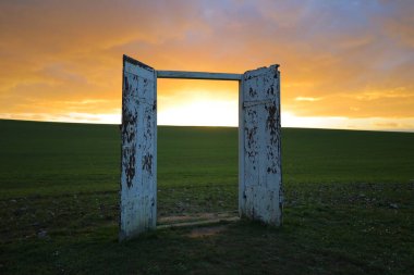 Rennemoulin 'de terk edilmiş bir kapının görüntüsü, Yvelines Bölümü' nde komün.