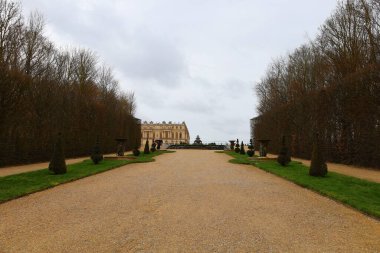 Versailles 'deki Versailles Sarayı' nın bahçesine bak.