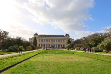 Jardin des Plantes 'teki Evrim Galerisi, Paris' in 5. Bölgesi 'nde yer almaktadır. 