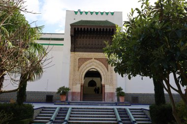 Paris 'in Büyük Camii' ne bakın, 5. Bölge 'de. 