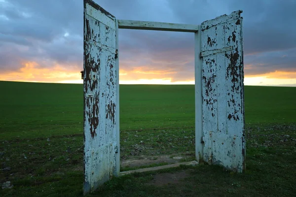 Rennemoulin 'de terk edilmiş bir kapının görüntüsü, Yvelines Bölümü' nde komün.