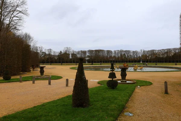 ヴェルサイユ宮殿の庭園を望む ヴェルサイユにある — ストック写真