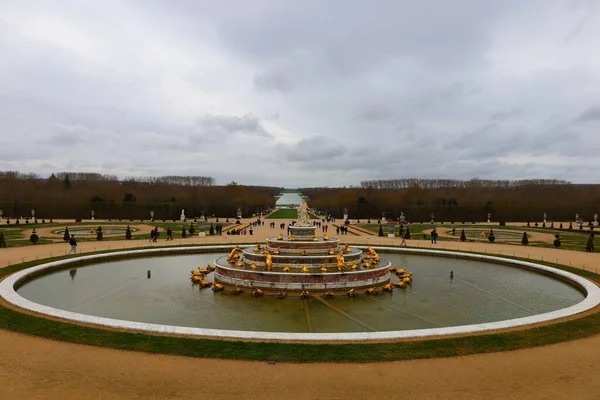 ヴェルサイユ宮殿の庭園を望む ヴェルサイユにある — ストック写真