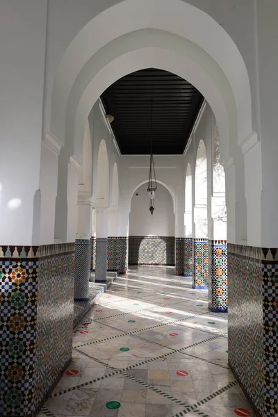 Paris 'in Büyük Camii' ne bakın, 5. Bölge 'de. 