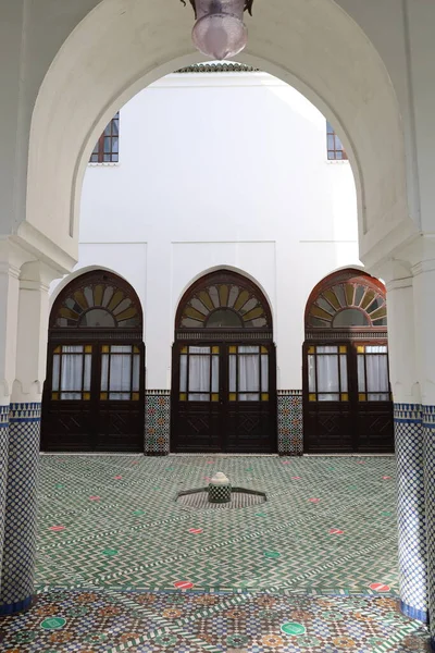 Paris 'in Büyük Camii' ne bakın, 5. Bölge 'de. 