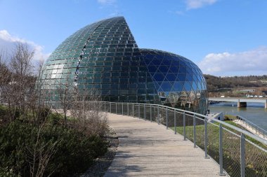 Seguin adasının manzarası Paris bölgesinin batısında, Seguin nehrinde Hauts-de-Seine bölgesinde bir ada..