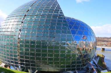 Seguin adasının manzarası Paris bölgesinin batısında, Seguin nehrinde Hauts-de-Seine bölgesinde bir ada..