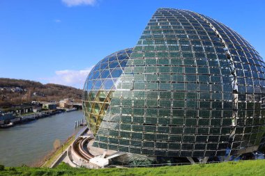 Seguin adasının manzarası Paris bölgesinin batısında, Seguin nehrinde Hauts-de-Seine bölgesinde bir ada..