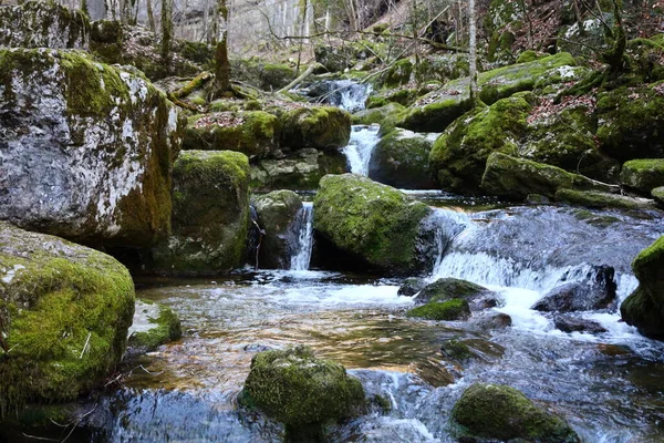 Douanne dağını geçen Douanne vadisinin manzarası, Biennne gölünün hemen yanında.