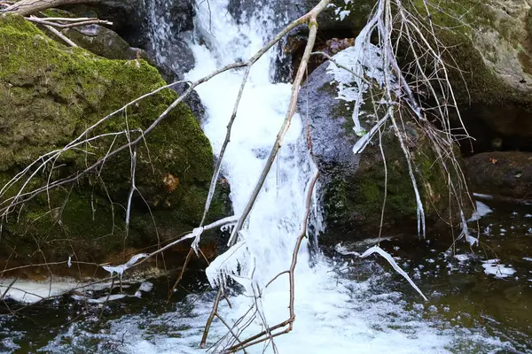 Douanne dağını geçen Douanne vadisinin manzarası, Biennne gölünün hemen yanında.