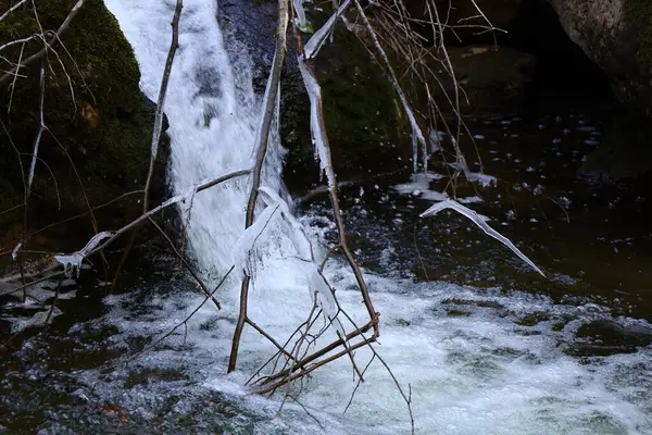 Douanne dağını geçen Douanne vadisinin manzarası, Biennne gölünün hemen yanında.