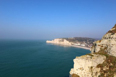 Fransa 'nın Northwestern bölgesindeki Seine-Maritime bölümünde bir komün olan Etretat' a bakın.