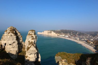 Fransa 'nın Northwestern bölgesindeki Seine-Maritime bölümünde bir komün olan Etretat' a bakın.