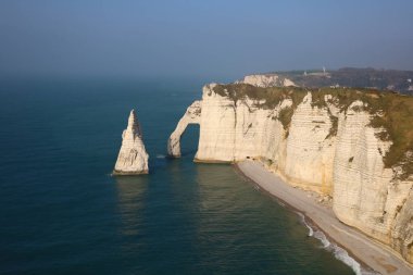 Fransa 'nın Northwestern bölgesindeki Seine-Maritime bölümünde bir komün olan Etretat' a bakın.