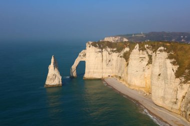 Fransa 'nın Northwestern bölgesindeki Seine-Maritime bölümünde bir komün olan Etretat' a bakın.