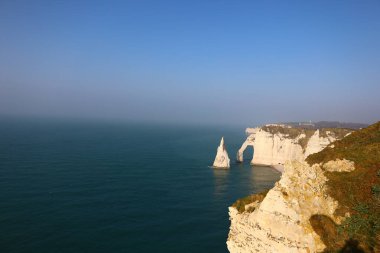 Fransa 'nın Northwestern bölgesindeki Seine-Maritime bölümünde bir komün olan Etretat' a bakın.